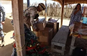 La Fuerza Aérea llevando regalos a La Guajira