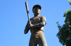 Estatua en honor al fallecido pelotero Roberto Clemente, en Carolina (Puerto Rico).