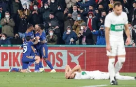 Eden Hazard celebra el gol de la clasificación ante la frustración del Elche. 