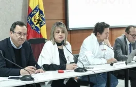 El ministro del Interior, Alfonso Prada, y la alcaldesa mayor de Bogotá (e), Edna Bonilla, en la reunión la noche del jueves.