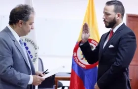 Adaulfo Calderón tomando posesión ante el Director Nacional de la ESAP.