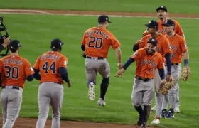 Los peloteros de los Astros celebran el triunfo.