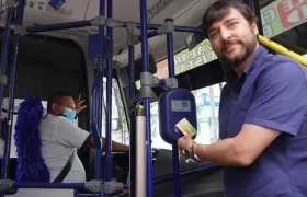 El Alcalde Jaime Pumarejo enseña la tarjeta inteligente para abordar el SIBUS.