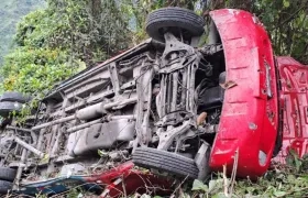 El bus cayó en un abismo en el departamento de Cundinamarca. 