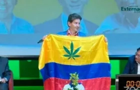 Luis Pérez y su propuesta de la nueva bandera.
