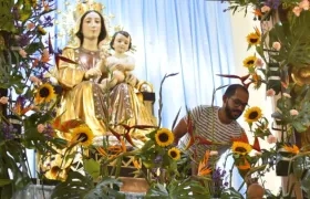 Alberto Galindo es uno de los encargados de la decoración en honor de la Virgen del Carmen.