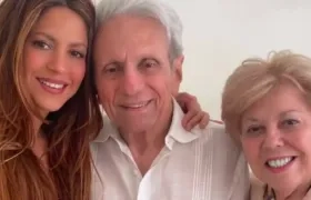 Shakira junto a sus papás William Mebarak y Nidia Ripoll.
