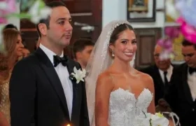 Isabella Chams muy sonriente junto a su novio Ricardo Jaar.