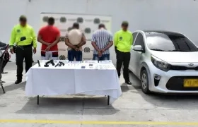 Los tres capturados, el vehículo, la moto, las armas y dinero en efectivo.