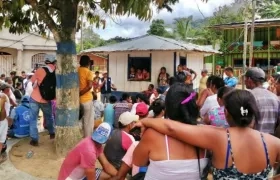 Habitantes del sur de Bolívar con la misión humanitaria encabezada por la Defensoría del Pueblo.