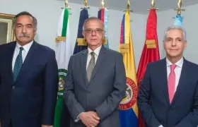 Ministro, Iván Velásquez, y viceministros posesionados, Rafael Lara; y mayor general (r) Ricardo Díaz.