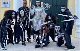 La Reina del Carnaval de Soledad, Ashly Fadul, junto a un grupo de 'muertes'. 