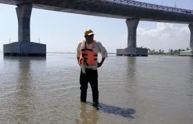 Sedimentación: un hombre camina en el río Magdalena debajo del puente Pumarejo.