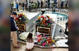 Lisa Marie Presley quedó al lado de la tumba de su hijo Benjamin Keough, quien murió en el 2020.