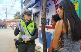 Una policía enseña la imagen de la niña Valentina Camaño Barrios, desaparecida en Sahagún.