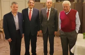 Sergio Ramírez y el canciller Álvaro Leyva entre el expresidente Santos y el exjefe de gobierno de España Felipe González