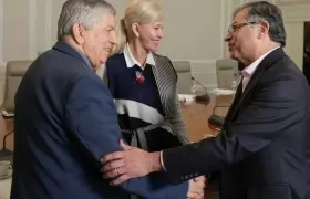 El Presidente Petro tras la reunión con César Gaviria y Dilian Francisco Toro.