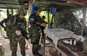 Personal del Ejército en el laboratorio donde hallaron la droga.
