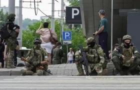 Militares del grupo mercenario Wagner vigilan la ciudad de Rostov, sur de Rusia