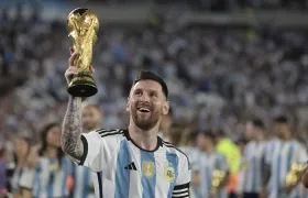 Lionel Messi con la Copa del Mundo que ganó en Catar 2022. 