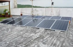 Paneles solares en construcción.