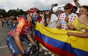 Egan Bernal saluda a unos aficionados colombianos al final de la etapa.