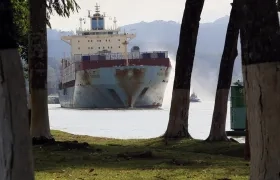 Panorámica de buques transitando por el Canal de Panamá.