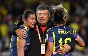 El técnico de Colombia, Nelson Abadía, consuela a sus jugadoras Daniela Arias y Jorelyn Carabalí. 