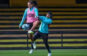 Manuela Vanegas durante un entrenamiento con Daniela Arias. 