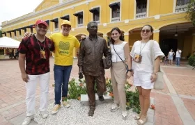 La escultura ‘Retrato en el Jardín”, en homenaje a Gabriel García Márquez, del autor cubano José Villa Soberón, llegó a la Plaza de la Aduana.