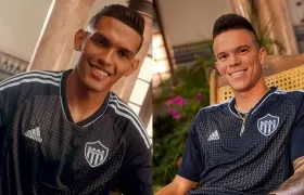 Hómer Martínez y Wálmer Pacheco lucen la nueva camiseta. 