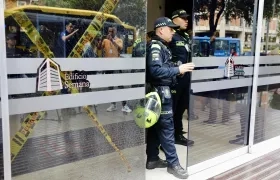Integrantes de la Policía permanecen en la entrada del edificio donde funciona la revista Semana.