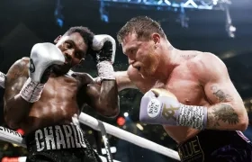 'Canelo' Álvarez golpea la humanidad de Jermell Charlo durante la pelea celebrada en Las Vegas. 