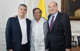 El embajador de Israel en Colombia, Gali Dagan, el Presidente Gustavo Petro y el canciller Álvaro Leyva.