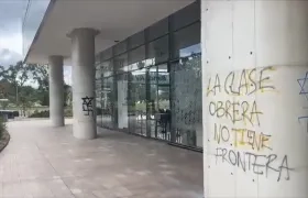 Parte de los actos de vandalismo contra la Embajada de Israel en Bogotá.