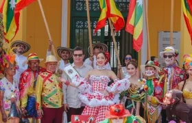 Melissa Cure, reina del Carnaval de Barranquilla, con los hacedores de las fiestas.
