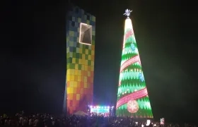 El mega árbol de Navidad junto a La Ventana al Mundo