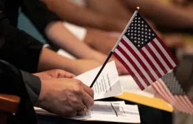 Un ciudadano firma el trámite de naturalización en EE.UU.