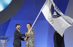 Jaime Pumarejo recibiendo la bandera de los Panamericanos.