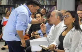 El gobernador Verano y Nelson Oquendo, jefe de Prevención de Desastres de la Gobernación, en la reunión con alcaldes