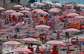 Bañistas buscan refugio del sol en una playa de Génova, Italia, el 20 de julio de 2023