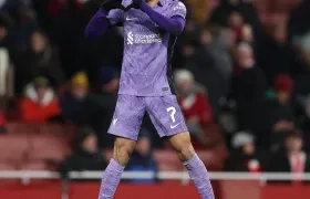 Luis Díaz festeja el gol que le marcó al Arsenal. 