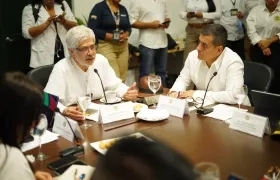 El ministro Germán Umaña y el alcalde Dumek Turbay en la reunión cumplida en Cartagena