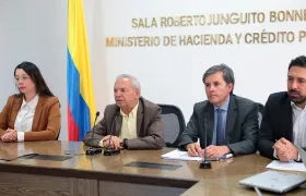 ​En rueda de prensa, el ministro de Hacienda, Ricardo Bonilla. 