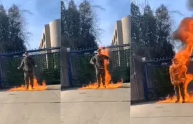 Soldado se inmola frente a embajada de Israel.
