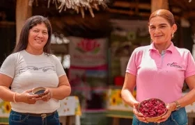 Dos de las beneficiarias de la ANT en la vereda Santa Rita en Carmen de Bolívar