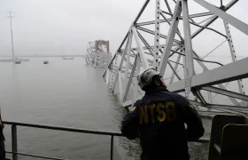Imagen del puente derrumbado.
