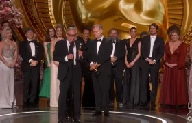 El elenco en pleno de 'Oppenheimer', gran triunfadora de la edición 96 de los Óscar