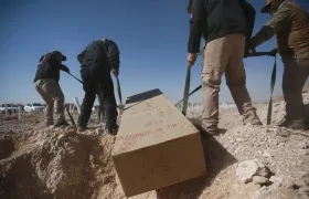 Integrantes de Servicios Periciales y Ciencias Forenses inhuman la fosa común del panteón San Rafael en Ciudad Juárez