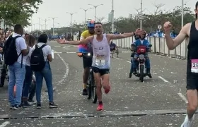El caldense Mario Patiño cruza la meta como ganador de la categoría élite. 